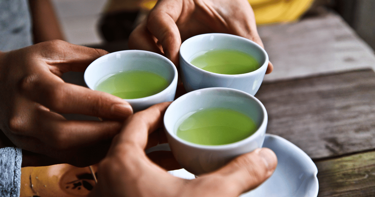 Tè verde: non solo benefici. Scopri gli effetti collaterali nascosti di cui i medici parlano raramente e chi dovrebbe fare attenzione.